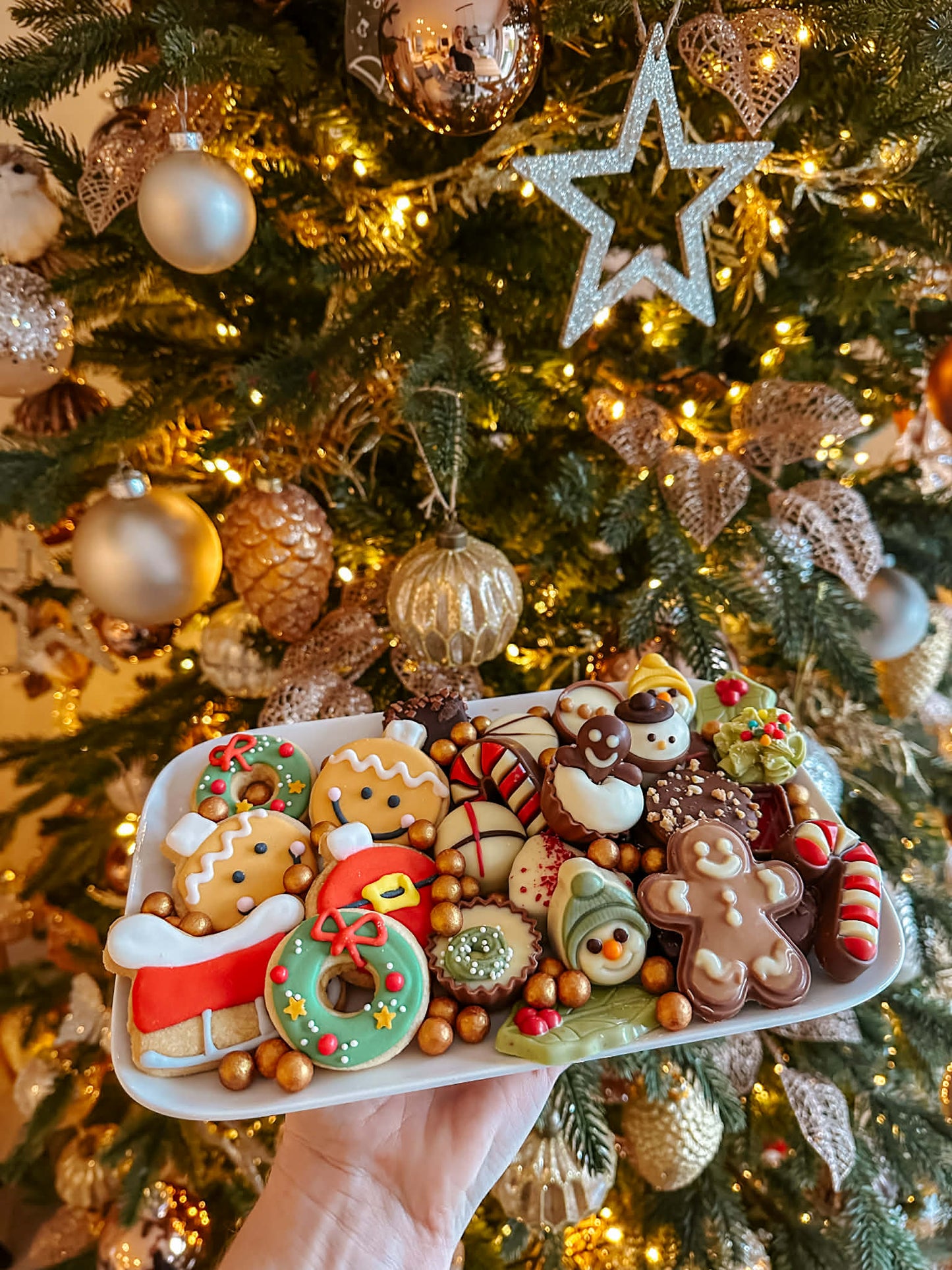 Keramiek bordje chocolade en koekjes