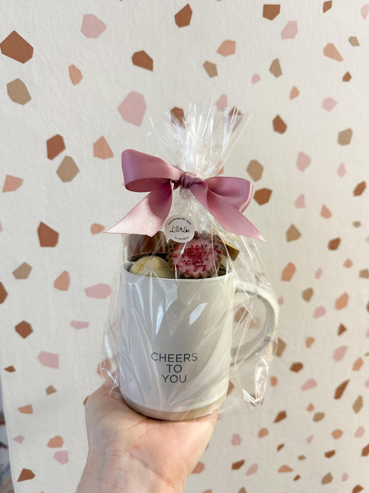 Koffiemok opgevuld met pralines.