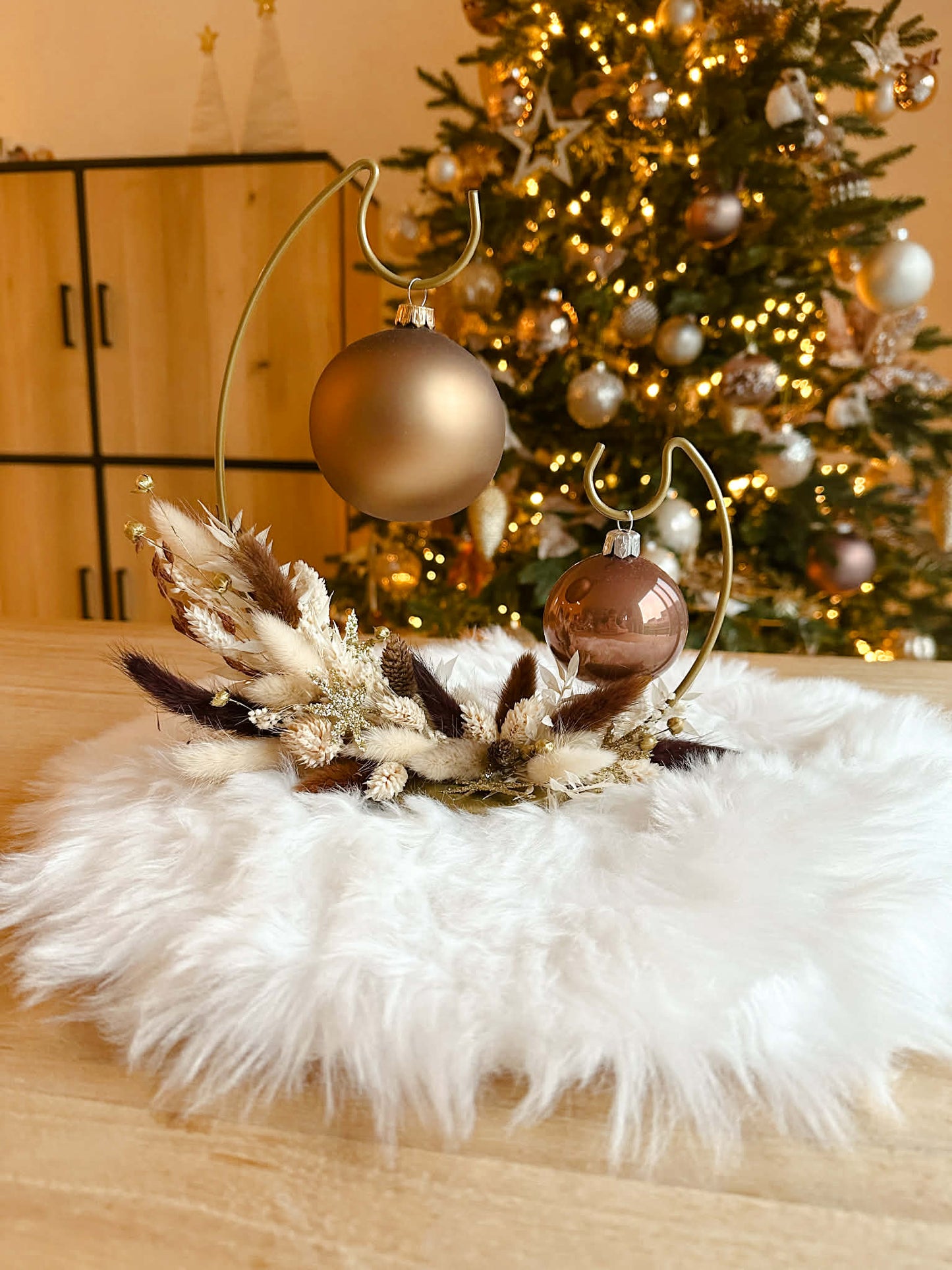 Cirkel droogbloemen en kerstballen