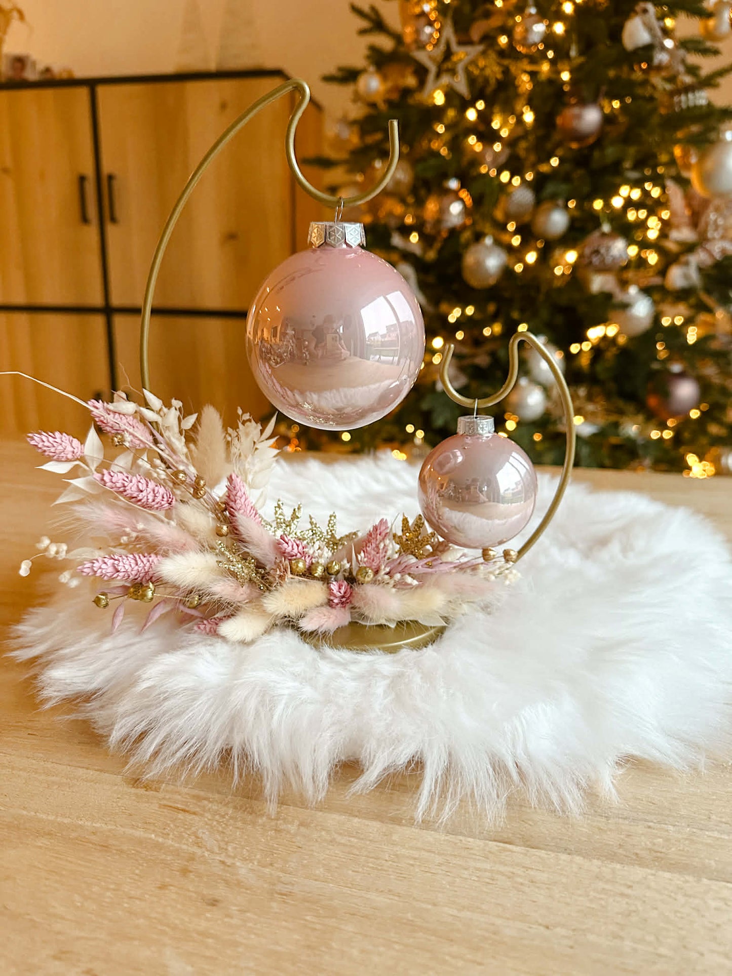 Cirkel droogbloemen en kerstballen