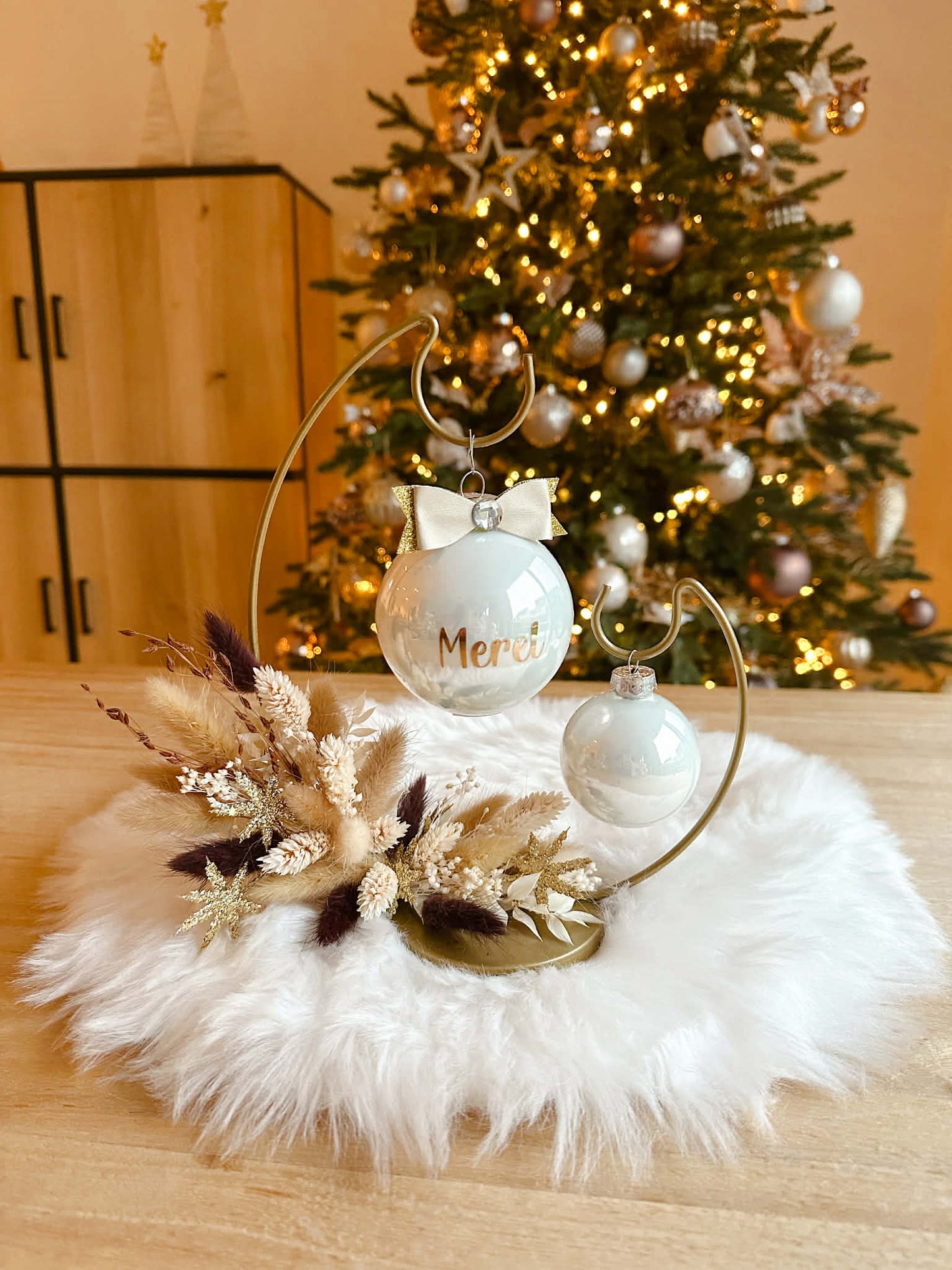 Cirkel droogbloemen en kerstballen