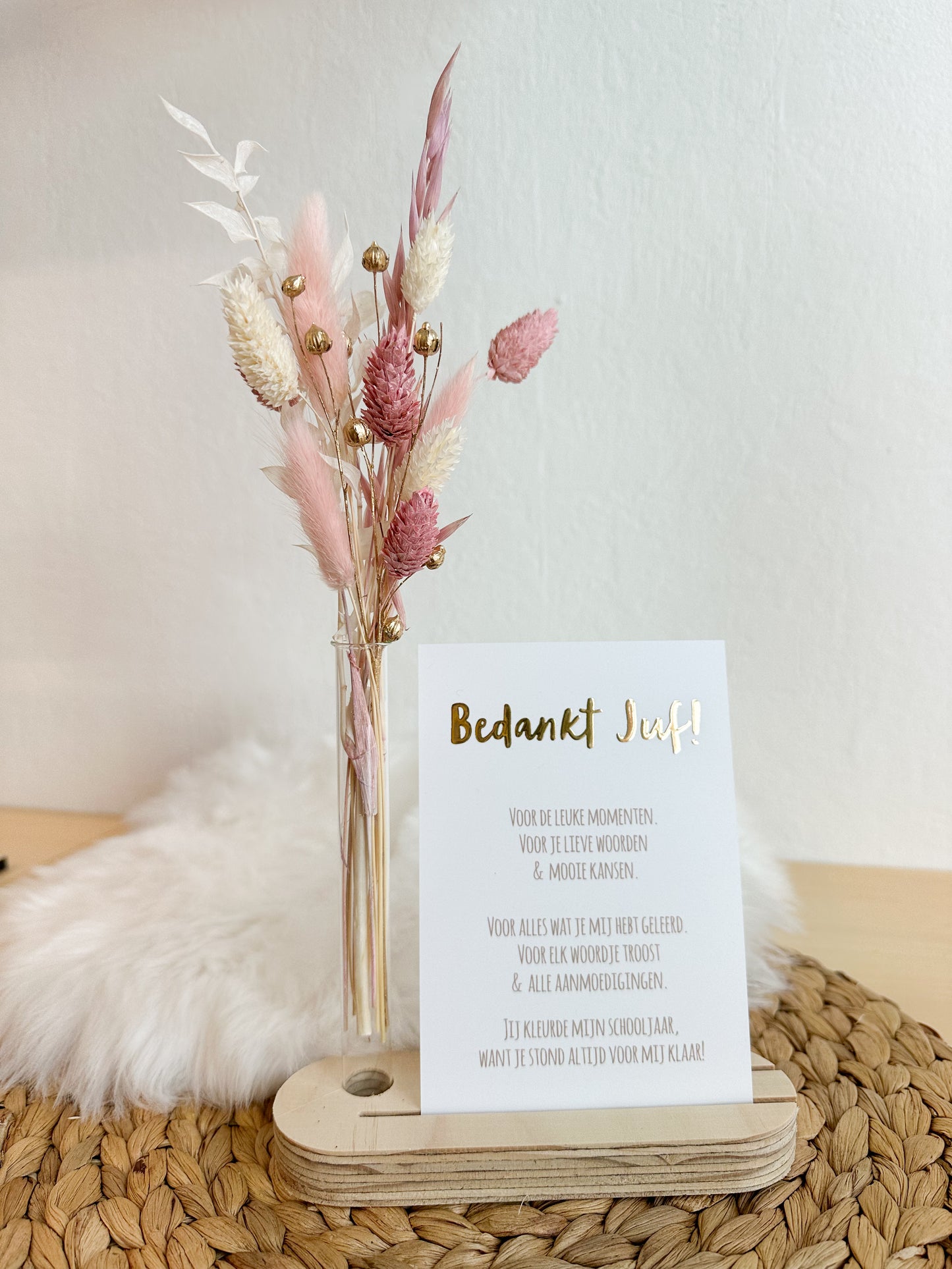 Plankje met droogbloemen en tekst 'juf'