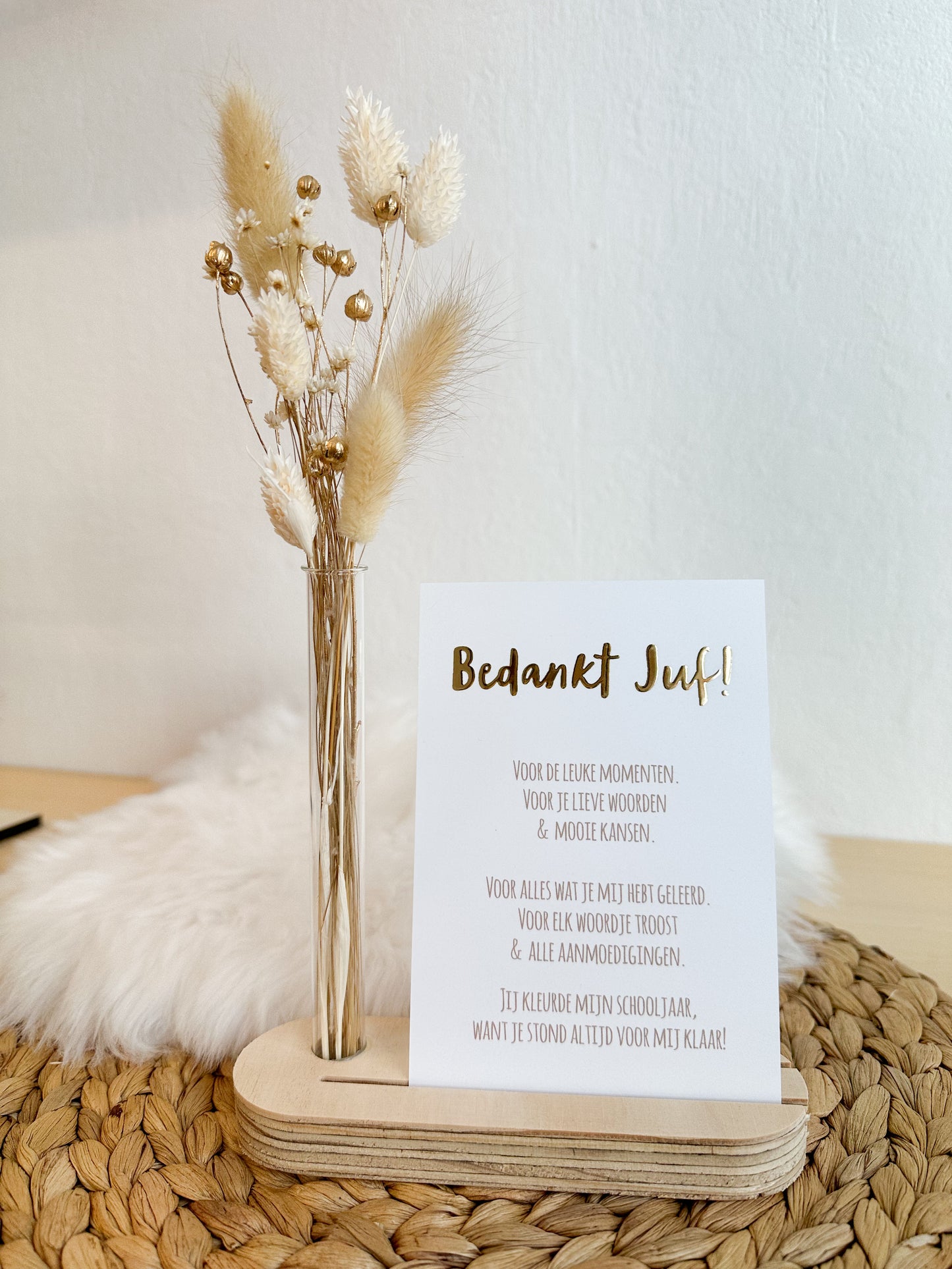 Plankje met droogbloemen en tekst 'juf'